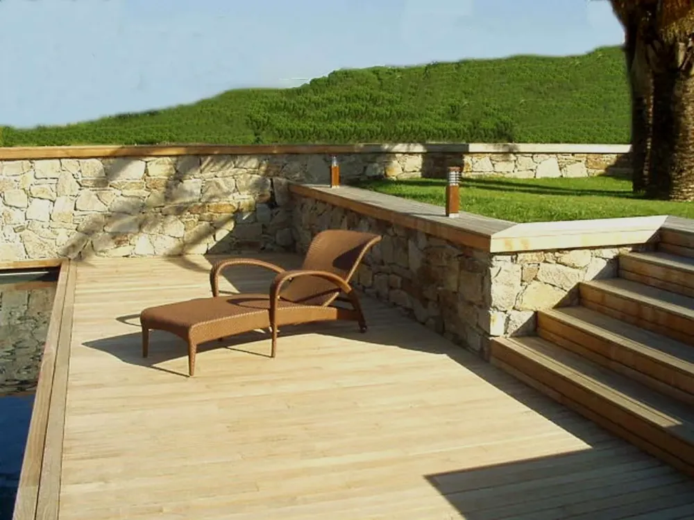 Terrasse en bois près de Saint-Tropez